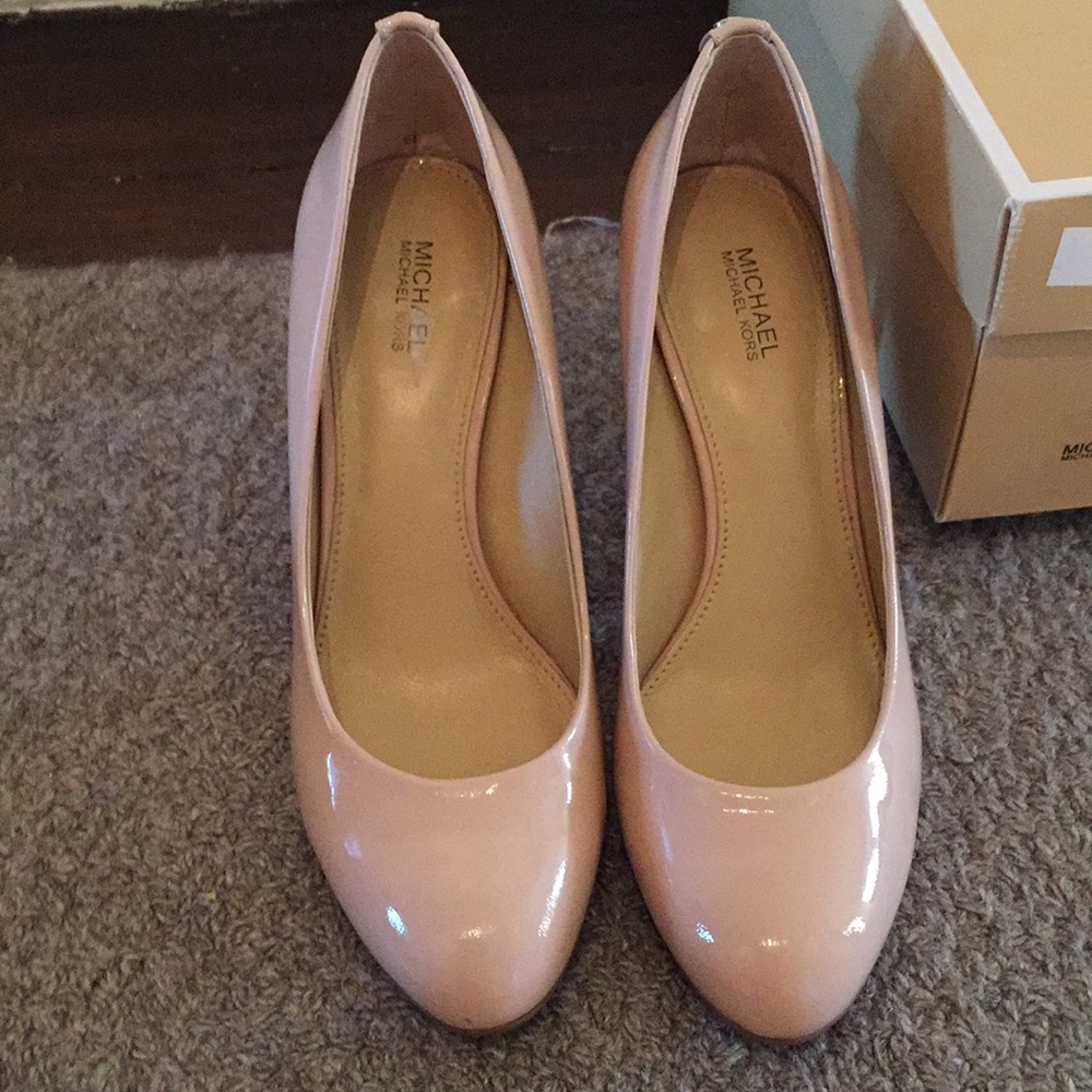 Brand new MK Blush Patent pumps
